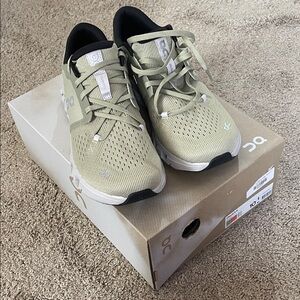 On Cloud Men's Light Olive/Black Running Sneakers sz 10